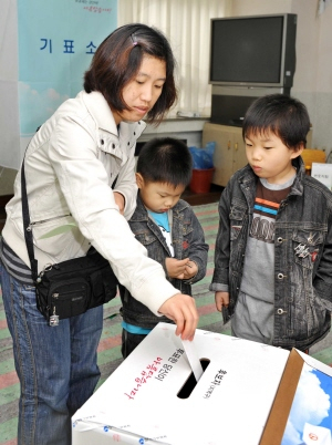 ▲ 결혼 이주 여성으로 필리핀에서 시집온 임정미씨가 화원중학교에 마련된 투표소에서 아이들과 함께 투표를 하고 있다. 이채근기자 mincho@msnet.co.kr