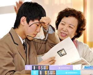 ▲ 임정학군과 엄마 역을 자임하는 조윤태씨가 이야기를 나누고 있다. 정학군은 