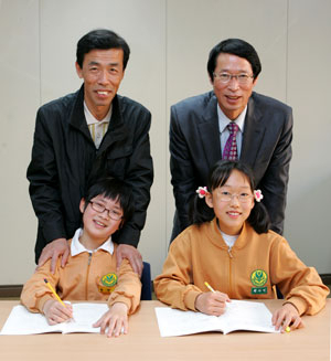 아랫쪽 왼쪽부터 포철서초 백찬우 군, 박나연 양, 윗쪽 왼쪽부터 포철서초 수학부 양영욱, 박재곤 지도교사