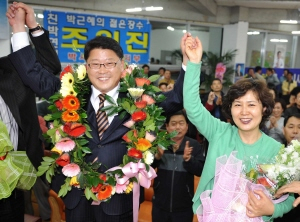 ▲ 대구 달서병에 출마한 친박연대 조원진 후보가 당선이 확정된 후 부인 성희숙씨와 손을 잡고 당원들의 축하를 받고 있다.이채근기자 mincho@msnet.co.kr