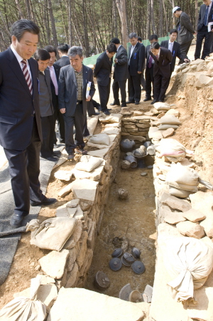▲ 고령 지산동 고분 발굴현장 공개를 앞두고 이태근 고령군수 등이 대동문화재연구원 조영현 원장에게 현장설명을 듣고 있다.