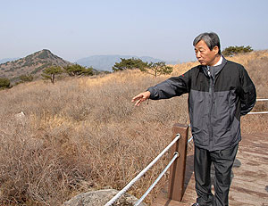 ▲ 이달 말 예정된 참꽃제를 앞두고 이종진 달성군수가 비슬산 정상의 참꽃 군락지를 둘러보고 있다. 제공·달성군청