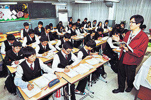 ▲ 정부의 학교 자율화 3단계 추진 계획이 발표된 가운데 대구시내 한 고교 2학년 교실에서 야간 보충수업이 실시되고 있다. 정운철기자 woon@msnet.co.kr
