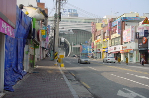▲ 도심 역세권의 모습을 잃어가고 있는 구미역 앞 상가.