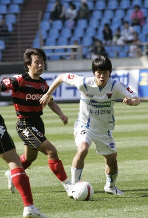 ▲ 19일 포항전용구장에서 열린 프로축구 경기에서 대구FC의 문주원(오른쪽)이 포항 스틸러스 김기동의 저지를 뚫고 드리블하고 있다. 대구FC 제공