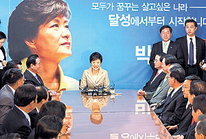 ▲ 친박연대 및 친박무소속 당선자 24명이 지난 11일 오후 대구시 달성군 화원읍 박근혜 한나라당 전 대표 선거사무소를 방문한 가운데 박 전 대표가 이야기를 하고 있다. 이채근기자 mincho@msnet.co.kr