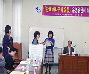 ▲한책 하나 구미운동 운영위원회에서 올해의 책을 선정하고 있다.
