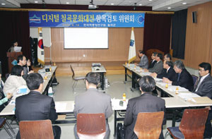 ▲지난 16일 열린 칠곡문화대전 항목 검토위원회에서 위원들이 분야별 수록 여부를 검토하고 있다.