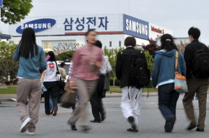 ▲ 삼성 이건희 회장 퇴진을 포함한 삼성그룹 경영쇄신안이 발표된 22일 구미 삼성전자 제1공장에는 다소 어수선한 분위기 속에 야간 근로자들이 출근을 서두르고 있다. 김태형기자 thkim21@msnet.co.kr