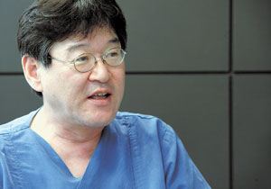 ▲성형외과 의사로 지난 달 대구 중구문화원장에 취임한 김덕영 원장은 