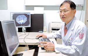 ▲환자의 손상된 뇌혈관 영상자료를 살펴보고 있는 임만빈 교수.