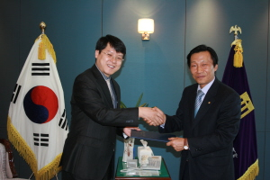 ▲ 구미1대학 정창주(오른쪽) 학장과 경북도 이영석 통상외교팀장이 24일 도내중소기업해외마케팅을 위한 통번역 협약을 체결했다.