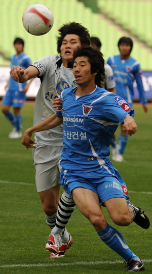 ▲ 27일 대구 스타디움에서 열린 프로축구 경기에서 대구FC의 하대성(오른쪽)이 인천 유나이티드의 김영빈과 볼을 다투고 있다. 윤정현 인턴기자