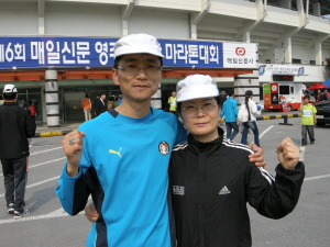 ▲ 교통사고 후유증을 마라톤으로 극복한 한기천·이미희씨 부부. 출발하기 전 완주 결의를 다지고 있다. 박진홍기자