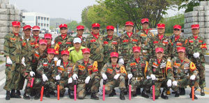 제6회 매일신문 소백산 마라톤대회에서 차량통제 등의 봉사활동을 펼친 (사)대한민국 해병대전우회 영주시지회 회원들이 대회를 마치고 기념촬영을 했다.