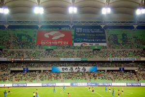 ▲ 화성산업(주)은 지역 기업 가운데 가장 봉사에 열심이라는 자부심을 갖고 있다. 사진은 대구FC 경기가 열리는 날 을 