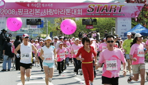 ▲ 아모레퍼시픽은 고객에게 최고의 품질과 최상의 서비스를 제공하며 국내 화장품 및 녹차 산업을 이끌어왔고, 기업의 사회적 책임을 다하기 위해 다양한 사회공헌활동을 펼치고 있다. 사진은 아모레퍼시픽이 주관하는 