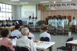 ▲ 영광중 학생들이 학부모 등이 지켜보는 가운데 모듬북 공연을 펼쳐 보이고 있다.