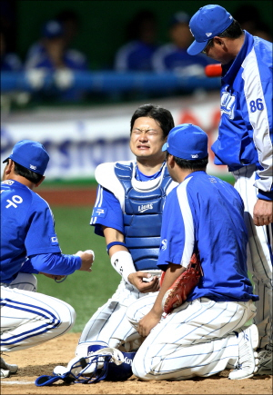 ▲ 7일 광주구장에서 열린 삼성과 KIA의 프로야구 경기에서 삼성 포수 심광호가 4회말 무사 때 KIA 이재주의 방망이에 손목을 맞은 뒤 고통스러워하고 있다. 삼성 라이온즈 제공