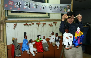 ▲ 줄인형으로 다시 태어난 하회탈. 갈수록 인기를 얻고 있어 수도권으로 판로 확대를 꾀하고 있다.