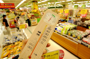 ▲ 초고유가 시대에 살아남기 위한 기업들의 묘안 짜내기가 눈물겹다. 실내 온도를 높인 홈플러스 대구점에서 직원이 온도 측정을 하고 있다. 윤정현 인턴기자