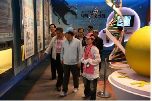 ▲ 함평 세계 나비·곤충엑스포를 견학하는 울진군 대표단.