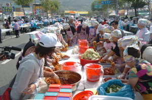 ▲ 2006년 열린 수성구 들안길 맛축제. 수성구는 이 축제를 전국적인 축제로 활성화할 계획이었으나 3년 만에 막을 내렸다. 수성구청 제공