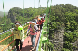 ▲ 최근 봉화 청량산도립공원 하늘다리를 찾는 관광객들이 크게 늘고 있다.