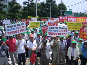 ▲ 상주시민들이 13일 경북도청 앞에서 신도청 이전지 선정 불공정성을 제기하며 집회를 갖고 있다.