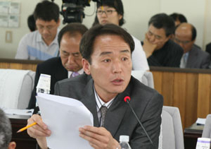 영주시의회 황병직 의원이 최근 열린 임시회에서 영주시가 예산을 지원하는 민간위탁시설의 불·탈법 행위에 대해 지적하고 있다.