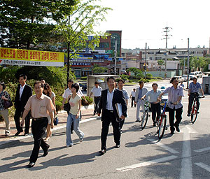▲ 직원들이 자전거와 도보로 출근하고 있다.