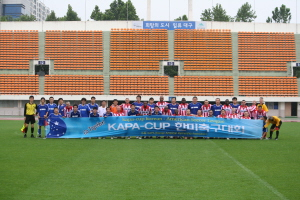 ▲ KAPA컵 한미축구대회에 출전한 양국 선수들이 포즈를 취하고 있다.