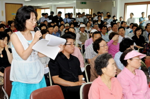 ▲ 26일 열린 황금네거리 교통량 재조사 결과 설명회에 150여명의 주민들이 참석해 지하차도 건설을 둘러싼 관심을 나타냈다. 윤정현 인턴기자