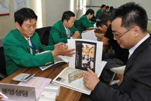 ▲ 엠월드 분양홍보관에서 관계자들이 복합상가의 장점에 대한 설명을 하고 있다. 정운철기자 woon@msnet.co.kr