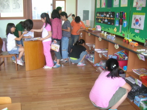 ▲ 청도 동산초교 학생들은 별도로 문구점을 갈 필요없이 학교에 마련된 