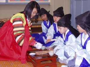 ▲ 안동 예절학교가 전통예절을 배우려는 사람들이 늘어나면서 주목받고 있다.