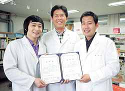 시정씨, 지도교수인 여정수 교수, 김대현씨.