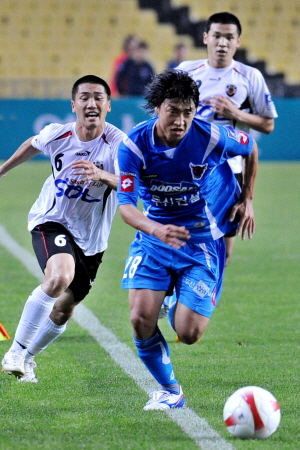 ▲ 2일 대구 스타디움에서 열린 프로축구 삼성하우젠컵대회 경기에서 대구FC의 김주환(가운데)이 광주 상무의 수비진을 뚫고 드리블하고 있다. 윤정현 인턴기자
