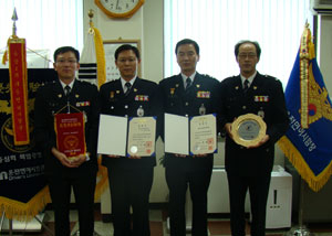 왼쪽부터 박외기 시험계장, 이기훈 총무계장, 김현식 장장, 박동성 민원실장.