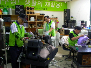▲ 어르신들이 재활용사업장에서 가전제품을 수리하고 있다.