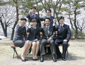 ▲ 동양대 국방기술대학이 전국 최고의 군 장교시험 합격률을 기록, 주목받고 있다. 사진은 유보선 국방기술대학장과 학생들.