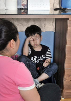 ▲ 아들과 떨어져 지낸 지 4년. 엄마 한은정씨는 왜소증을 앓고 있는 우진이를 볼 때마다 그간 방치했다는 죄책감에 몸서리친다. 낯선 이의 갑작스런 등장에 몸 둘 바를 모르는 우진이. 엄마는 그런 우진이가 자신감마저 잃을까 걱정이다. 김태형기자 thkim21@msnet.co.kr
