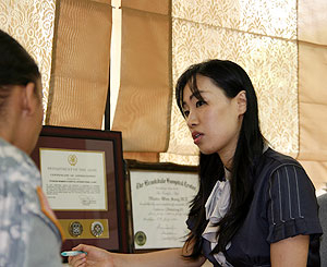 ▲ 효성병원의 외국인 전담 코디네이터 김민선씨가 외국인 산모와 상담을 하고 있다.