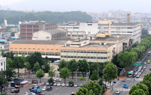 ▲ 작가들에게는 문화 창조의 공간으로, 시민들에게는 문화 향유의 공간으로 다시 살아나게 될 중구 수창동 KT＆G 연초제조창 전경. 윤정현 인턴기자