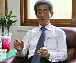 김천고 이영우 교장은 자녀에 대한 진정한 사랑은 자녀가 강인해지도록 환경을 만들어주는 것이라고 말했다.