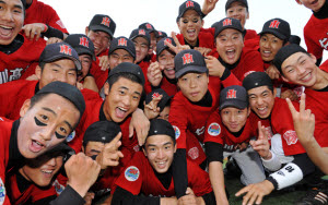 ▲ 14일 오후 대구시민야구장에서 열린 제30회 대붕기 전국고교야구대회 결승전에서 성남고를 5대0으로 꺾고 우승한 인천고 선수들이 마운드에 올라 환호하고 있다. 정운철기자 woon@msnet.co.kr