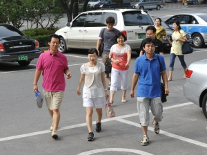 ▲ 지금은 출근중 대구 서구청 공무원들이 반바지 차림으로 출근해 눈길을 끌고 있다. 반바지에 샌들차림의 근무를 허용한 15일 오전 종합민원실 등 내근부서 직원들이 가벼운 옷차림으로 출근을 하고 있다. 정운철기자 woon@msnet.co.kr