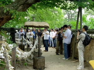 ▲ 하화마을 삼신당을 둘러보고 있는 관광객들. 안동시 제공