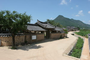 ▲ 영천 이씨 집성촌인 산운전통마을에는 조선시대 사대부가의 생활상을 엿볼 수 있는 고가옥들이 즐비하다.