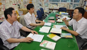 ▲ 방학 동안 논술 실력을 키울 수 있는 방법을 없을까. 논술 전문가들의 조언을 들어봤다. 왼쪽부터 시계방향으로 대구시교육청 한원경 장학관, 박병윤논술전문학원 박병윤 원장, 경명여고 한준희 교사. 정운철기자 woon@msnet.co.kr